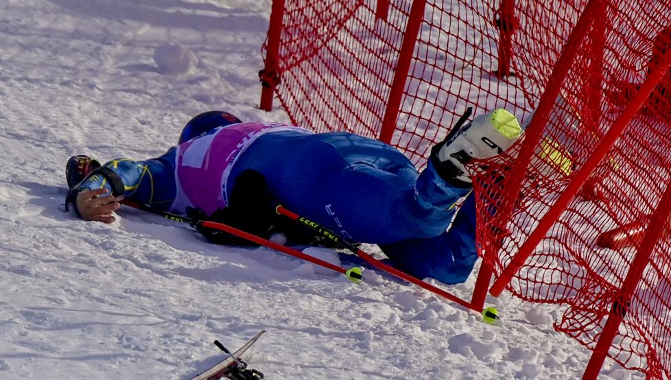 Tommy Ford, tumbado sobre la nieve tras el accidente
