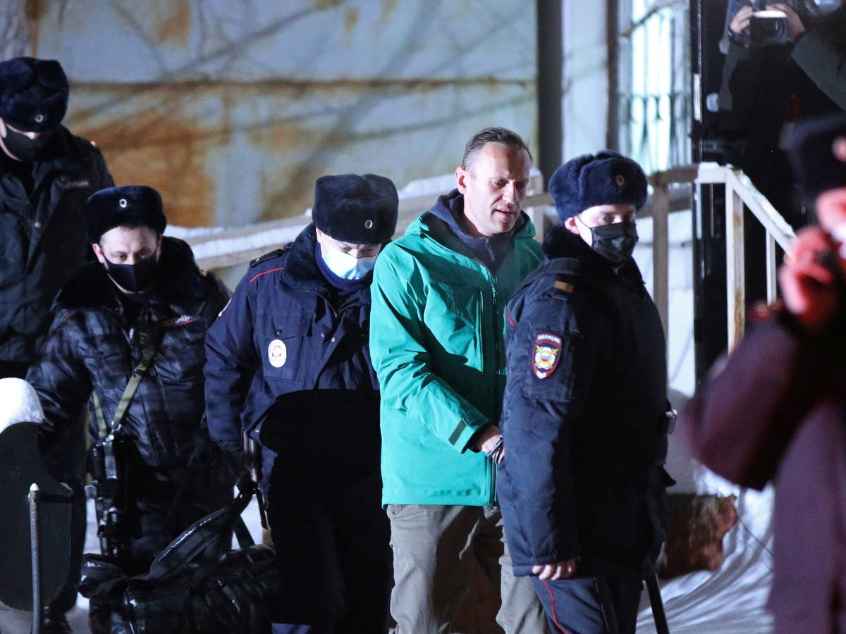 PHOTO: Opposition Leader Alexei Navalny, accompanied by police after he walks past court  (Reuters)