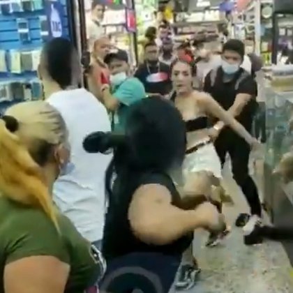 Two women were beaten in a shopping center in Cali.  Photo: video capture.