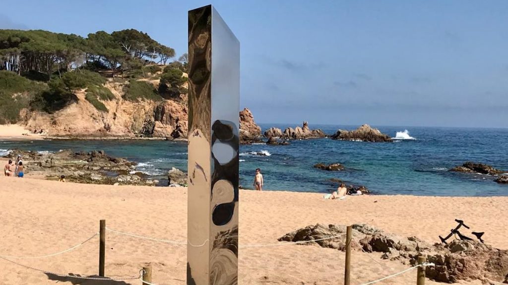 The massif that appeared on the coast of the Costa Brava after it was vandalized will be relocated  Catalonia