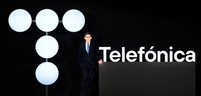 José María Alvarez Palette presented the new Telefónica logo at the meeting.
