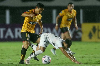 Santos lost in his first show in the Copa Libertadores at the hands of Barcelona from Ecuador (Reuters / Gilherme Dionisio)