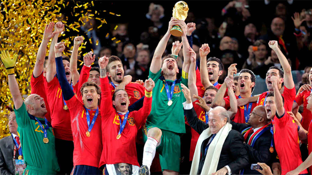Spain raises the World Cup in South Africa