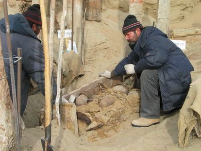 Excavation of a grave at Xiaohe Cemetery in the Taklamakan Desert (China).