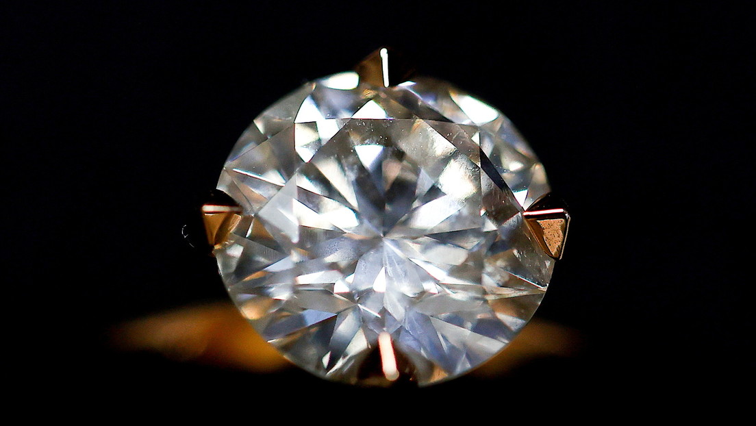 A woman nearly threw a $2.7 million diamond thinking it was a trinket (photo)