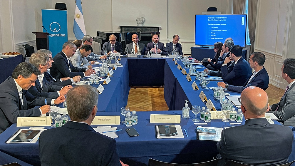 Chief of Staff Juan Manzor and Economy Minister Martin Guzman met at the Argentine Consulate in New York City with businessmen and investors from American companies.