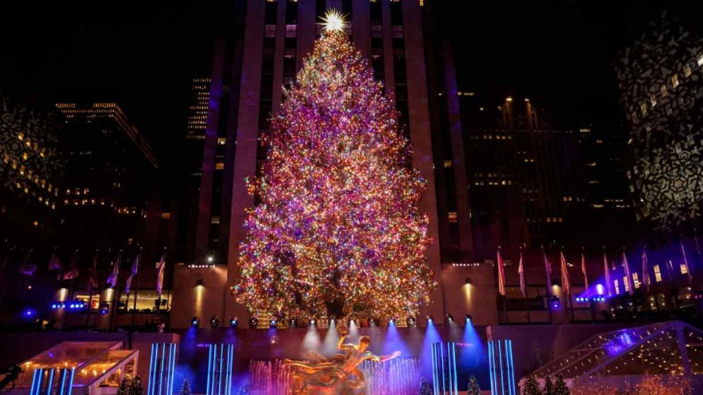Rockefeller Center: New York's Christmas tree lit up