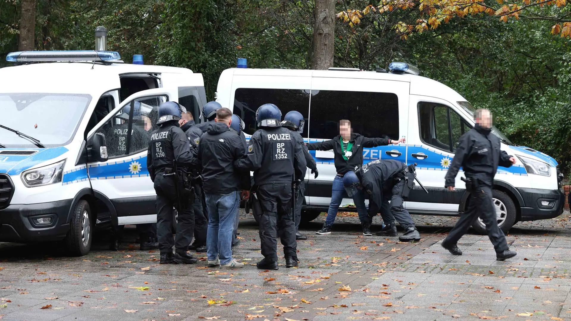 Fans von St. Pauli und Anhänger des VfL Wolfsburg kämpfen in Hannover |