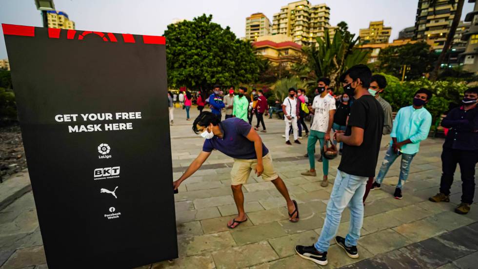 Los ciudadanos indios acuden a LaLiga instalan un distribuidor de máscaras en Bombay.