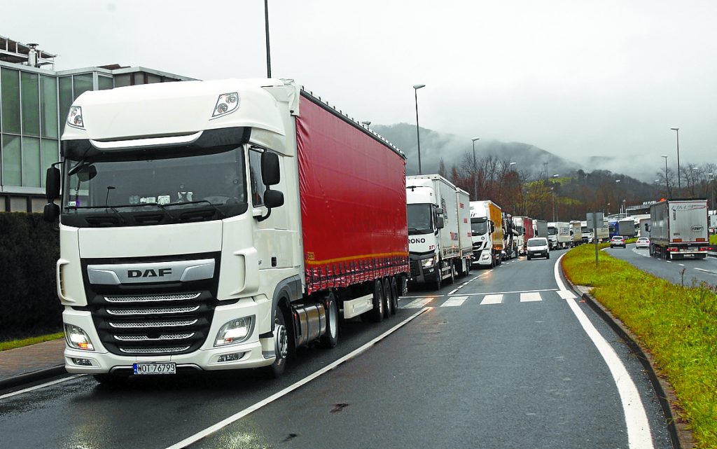 Brexit hits Iron's borders and leads to the detention of trucks on Monday