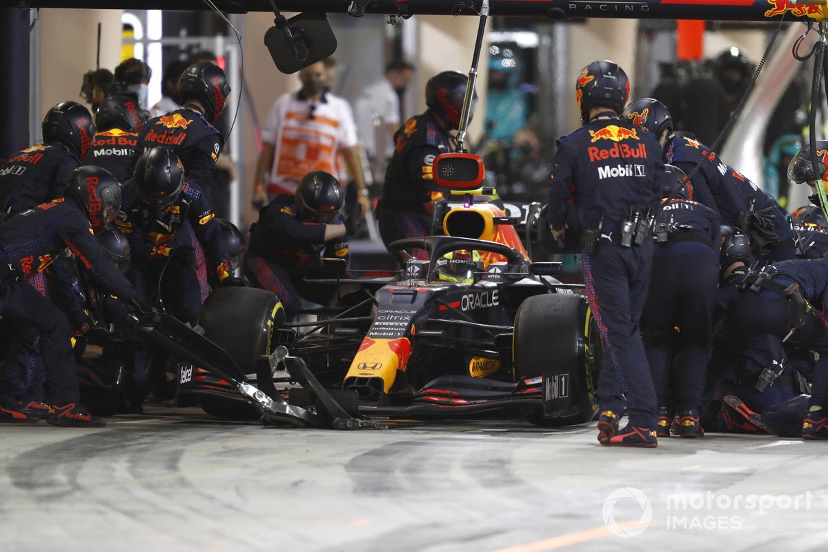 Sergio Perez, Red Bull Racing RB16B, paused