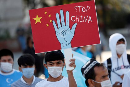 Uyghur demonstrators demanding the Chinese regime to end the repression during a protest in Istanbul (Reuters / Murat Sezer)