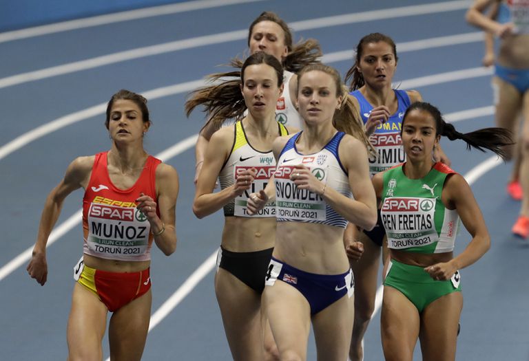 uedgueda Muñoz, left, in the 1,500m semi-finals.