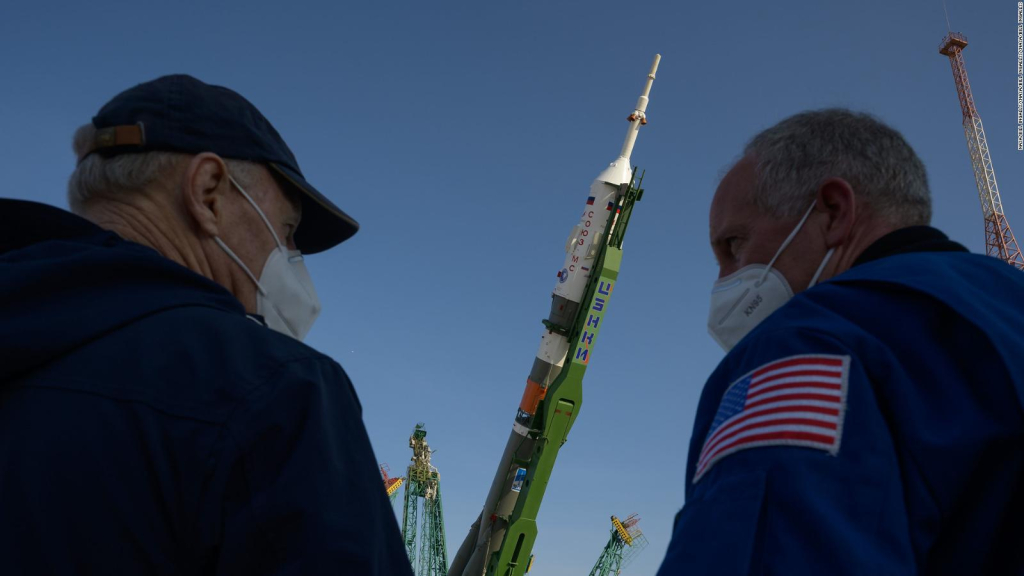 Soyuz is ready to take 3 astronauts to space