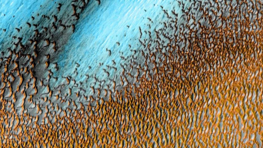 This is what amazing sand dunes look like "blue" Mars