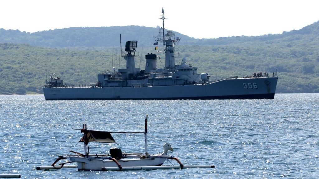 Indonesia rushes in the last hours to search for a missing submarine
