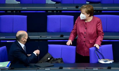 Chancellor Angela Merkel speaks with Finance Minister Olaf Schultz in the Bundestag last week.