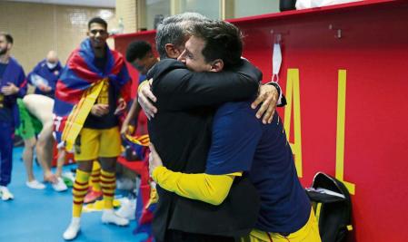 A hug between Laporta and Messi after the cup final