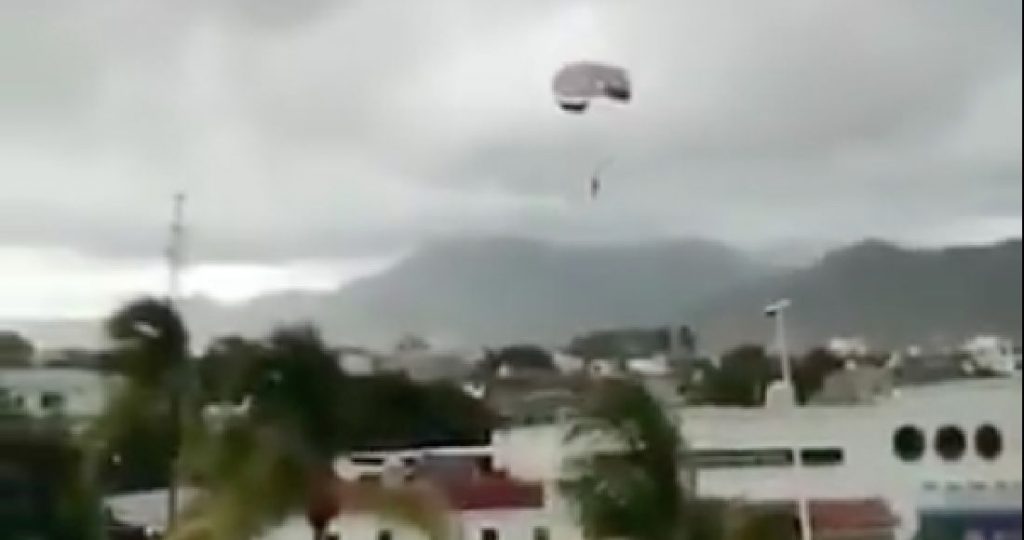 Videos: The rope breaks and the tourist in the parachute ends the flight between the electric cables