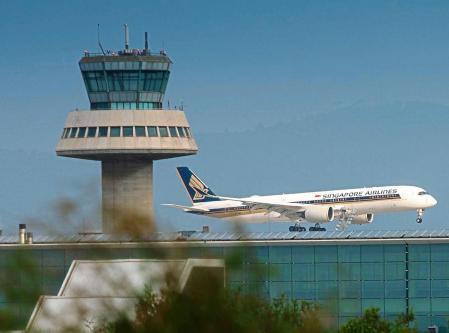 Expansion of Josep Tarradillas de El Prat Barcelona Airport.  It separates a plane from the airline about taking the ground as it passes through the control tower
