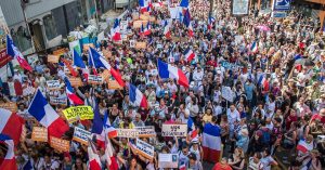 More than 200,000 people took to the streets of France again against the health certificate