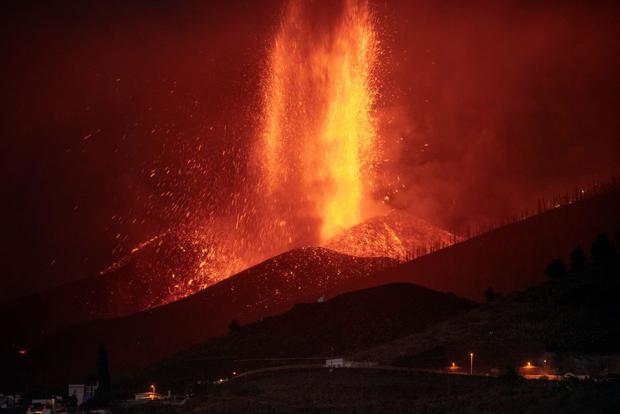 Cumbre Vieja volcano in El Paso spews lava on the Spanish island of La Palma on September 23, 2021 (DESIREE MARTIN / AFP).