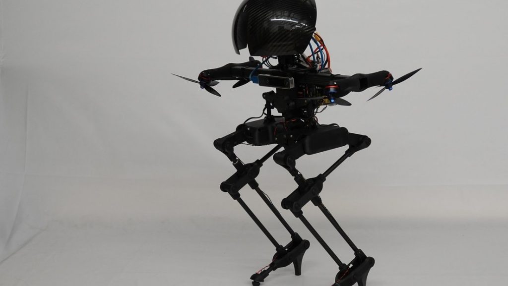 Crean un dron capaz de volar, caminar sobre una cuerda floja y patinar en 'skate' (VIDEO)