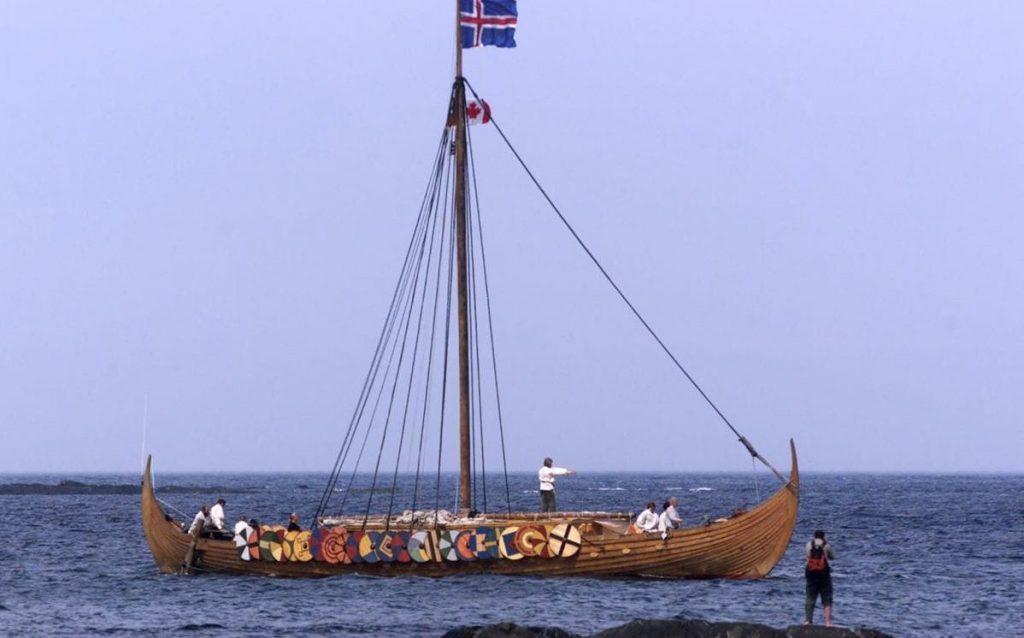 Réplica del barco vikingo Islendingur cuando llega al pueblo pesquero de L