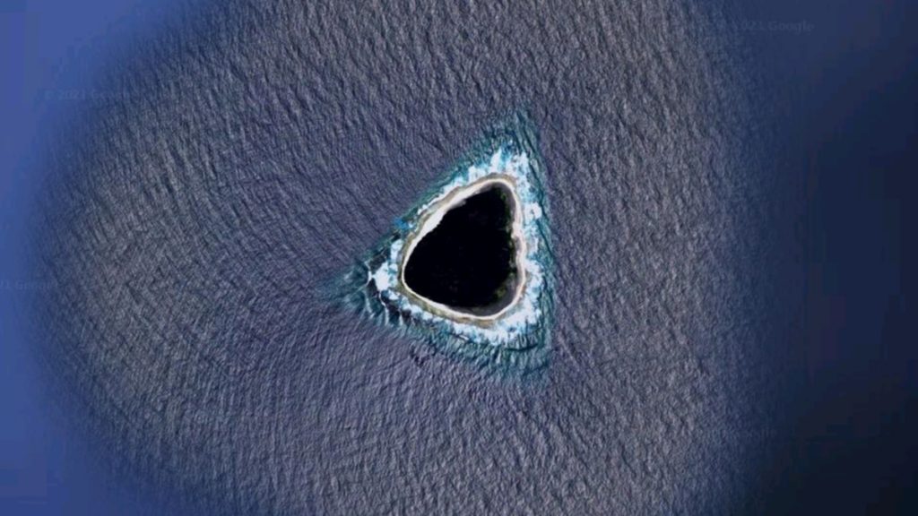 Google Maps finds a "black hole" in the sea