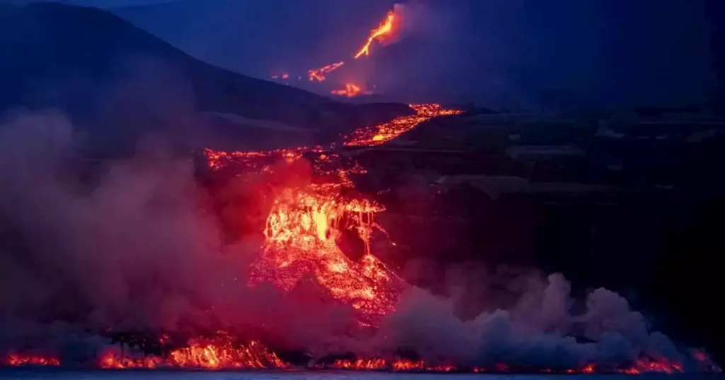 just awesome!  Lava turns from La Palma volcano into underwater glass - El Financiero