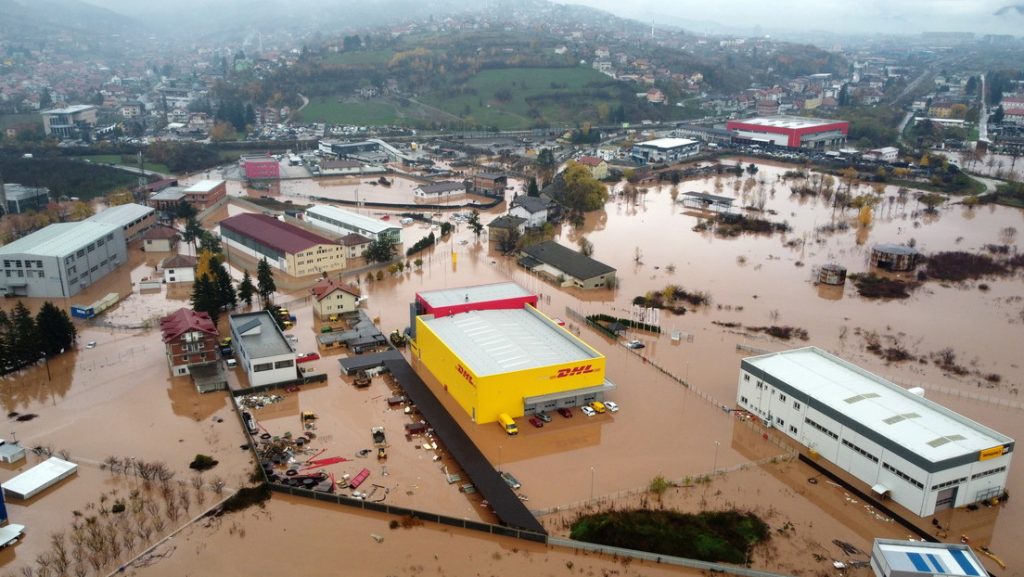 Inundaciones súbitas azotan a Bosnia y Herzegovina, provocando apagones y evacuaciones (VIDEOS, FOTOS)