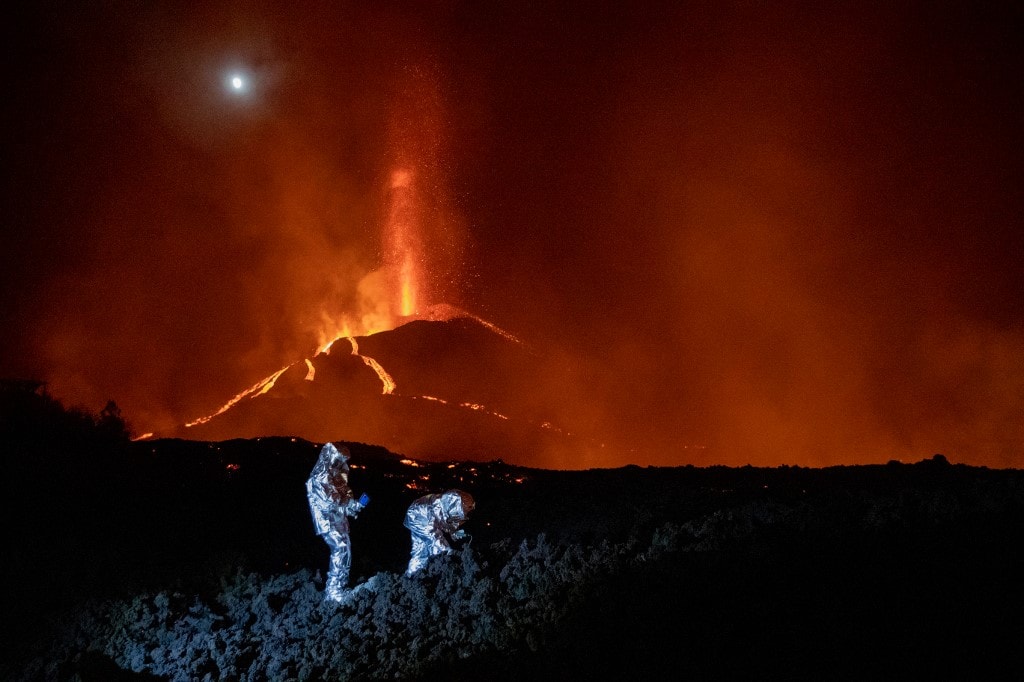 El volcán Cumbre Vieja sigue con su flujo de lava en isla La Palma, en España.