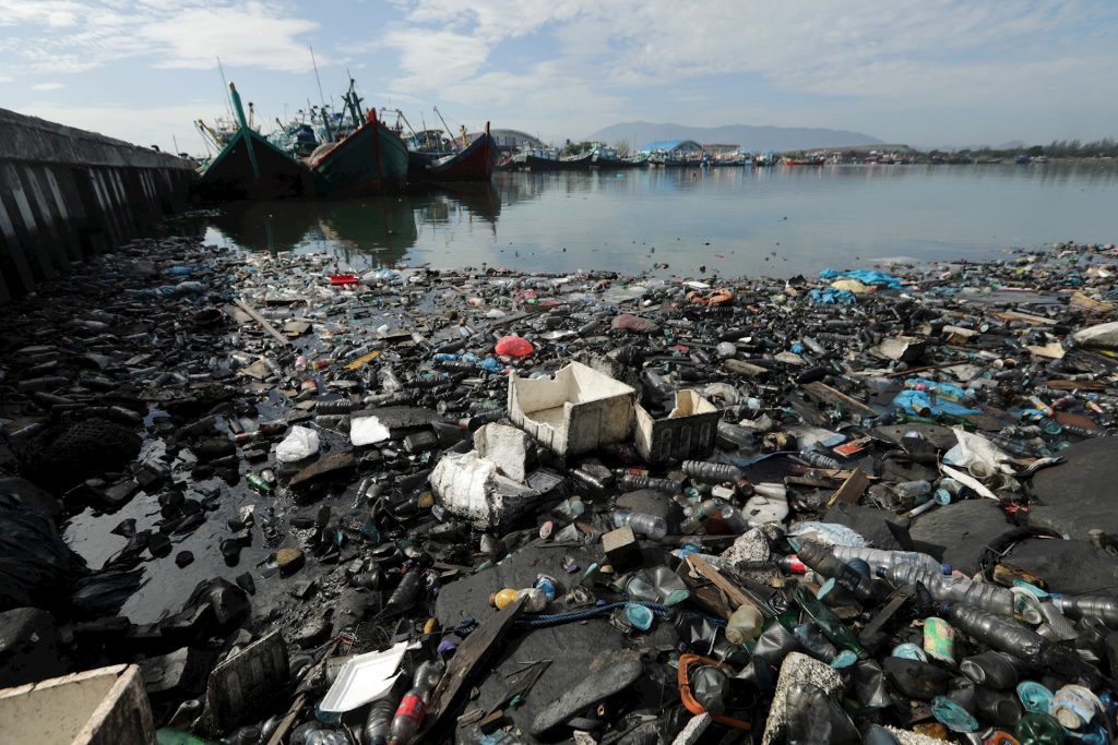 The epidemic caused 8 million tons of plastic waste