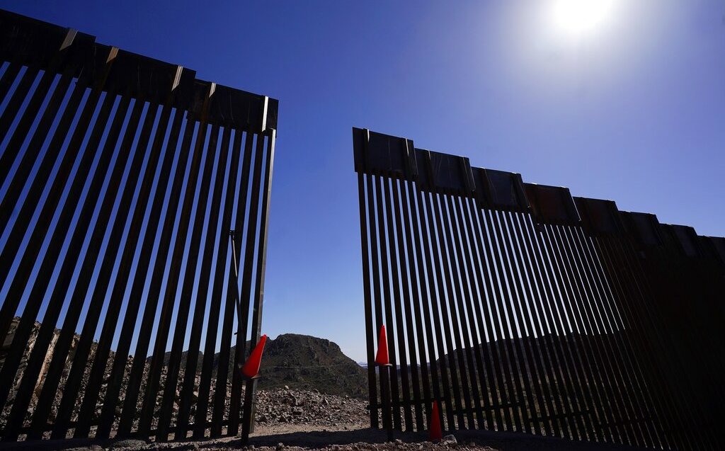 Hay secciones del muro fronterizo que no fueron concluidas por la administración de Donald Trump. (AP)